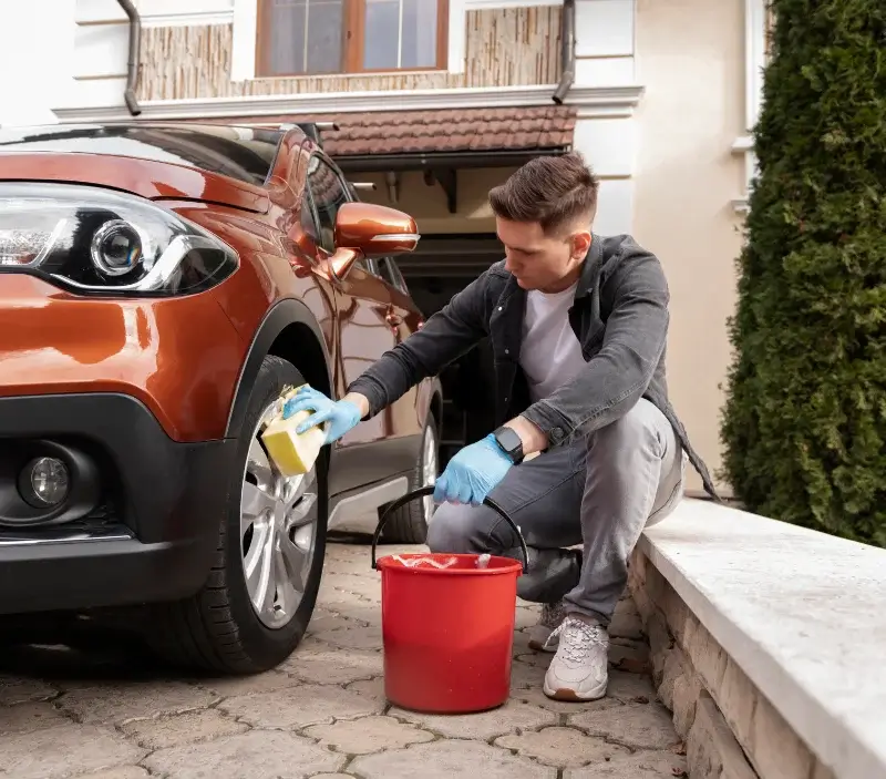 Lavage auto à domicile Bourg-Argental : professionnel intervenant sur un véhicule